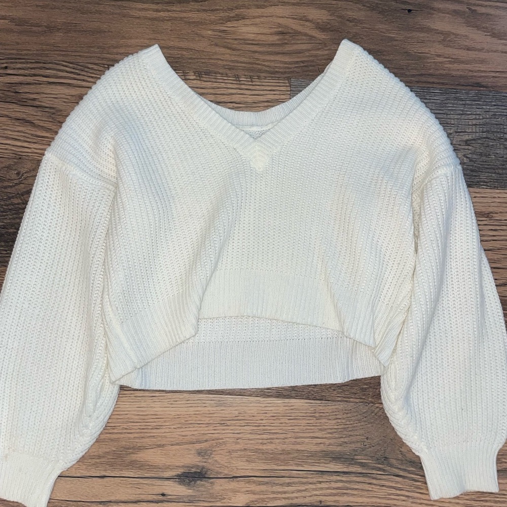 Lulu’s cropped white sweater